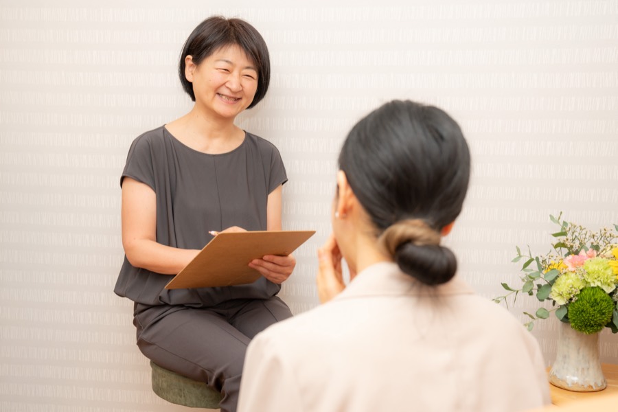 お客さまのお話をお聞きするカウンセリングの様子