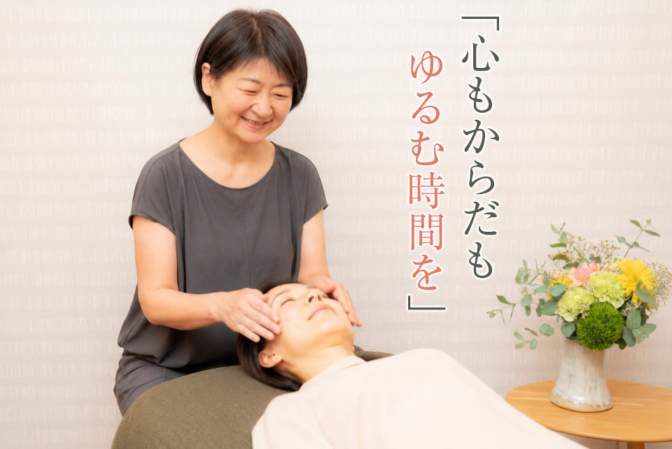 頭や首すじをやさしくお手入れするエステの様子